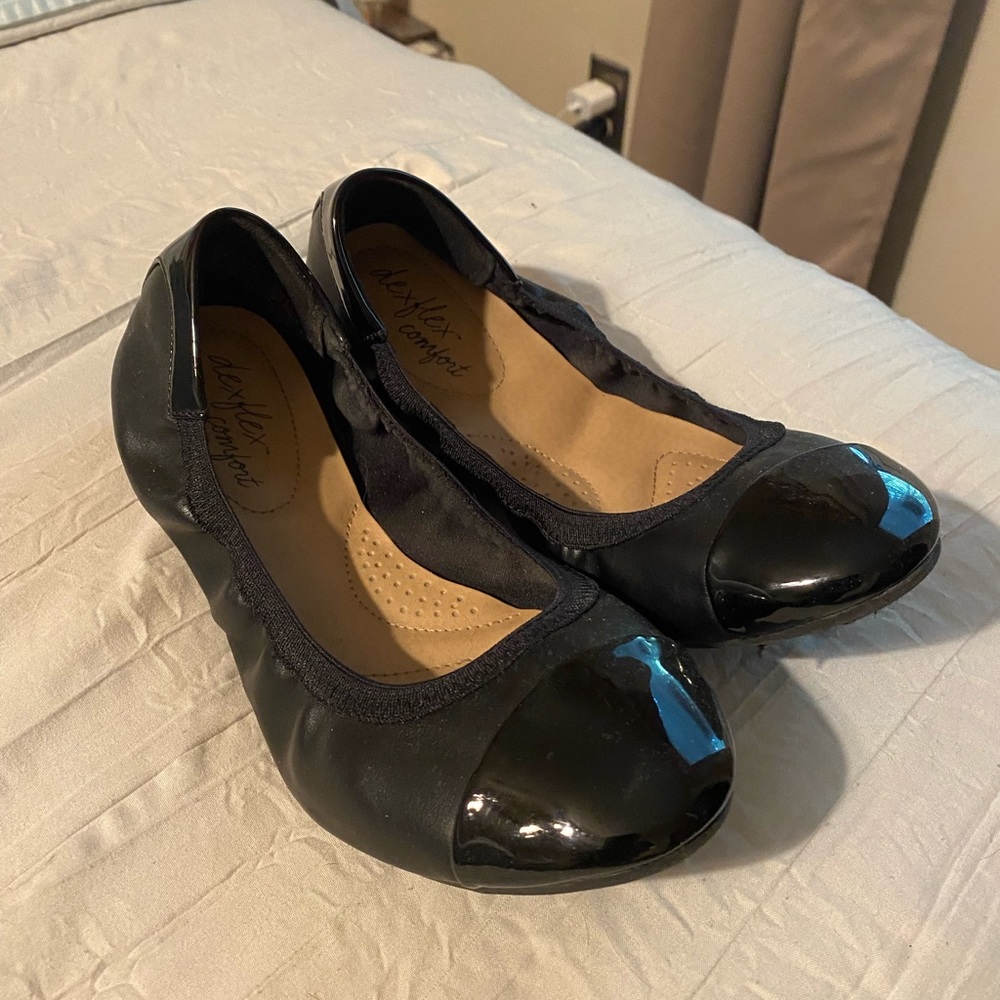 Super cute dressy black patten flats